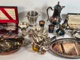 beaucoup d'objets en argent posés sur une table