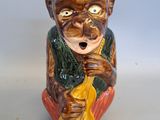 une figurine représentant un singe jouant de la guitare