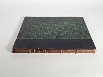un vieux livre posé sur une surface blanche
