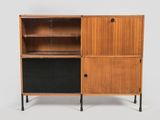 le meuble est en bois et possède une porte noire