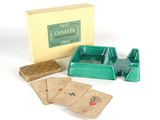 un jeu de cartes et un autre jeu de cartes posés sur la table