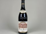 la bouteille de vin est posée sur une surface blanche