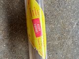 une banane posée sur un autocollant par terre