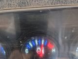 trois jauges sur le tableau de bord d'une voiture
