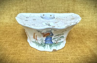 un petit bol orné d'un oiseau, posé sur une table