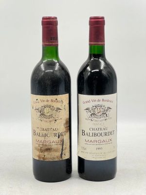 deux bouteilles de vin posées l'une à côté de l'autre sur une surface blanche