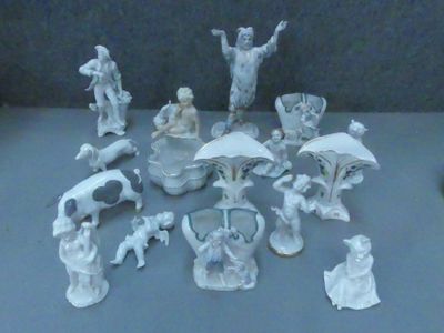 de nombreuses figurines posées sur une table