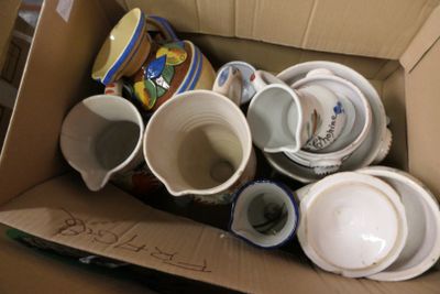 une boîte en carton remplie de tasses et de soucoupes