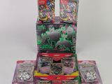 une vitrine remplie de cartes à collectionner Pokémon, dont il y a beaucoup