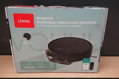 La boîte du robot est ouverte sur la table.