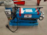 une machine bleue posée sur le sol