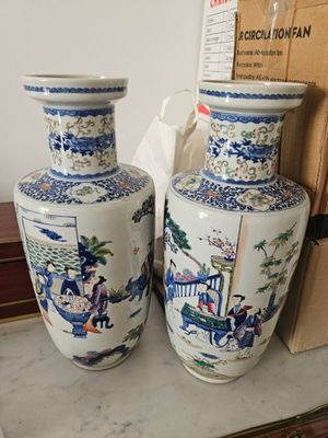 deux vases posés sur une table