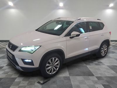 Le SUV blanc de Seatac est garé sur un sol en carrelage à damier.