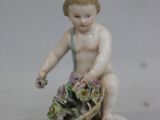 une figurine représentant un enfant avec un panier de fleurs
