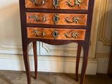 une image d'une commode en bois dans une pièce