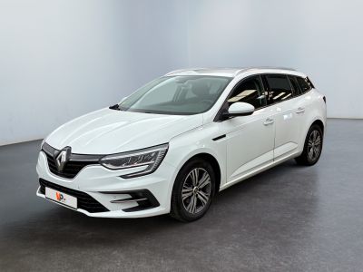 Une voiture blanche est garée dans une pièce blanche au sol noir.
