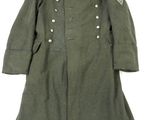 une photo d'un manteau militaire exposé sur un fond blanc