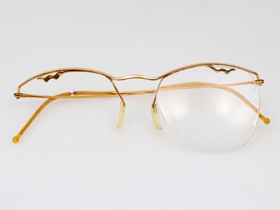 gros plan d'une paire de lunettes sur une surface blanche