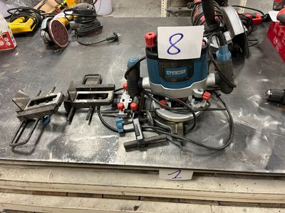 une machine posée sur une table