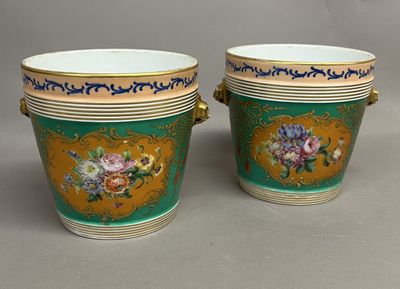 PARIS Paire de cache pot en porcelaine à décor vert, or et p… - Photo 1