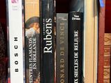 plusieurs livres qui se trouvent ensemble sur une étagère