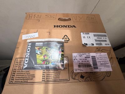 une boîte en carton sur laquelle figure l'image d'un personnage de dessin animé
