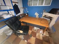 1 bureau en mélaminé bois en angle + 1 armoire