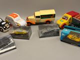 beaucoup de petites voitures miniatures posées sur une table