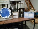 une table sur laquelle sont posées une assiette bleue et blanche et d'autres objets
