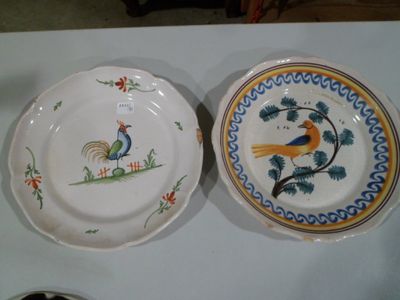 deux assiettes posées sur une table