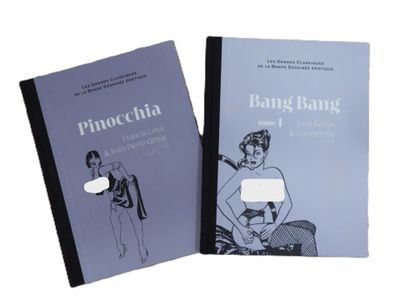 deux livres sont posés l'un à côté de l'autre sur une surface blanche