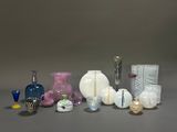 de nombreux vases en verre de styles variés sur la table