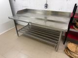 une table en acier inoxydable surmontée d'un panier