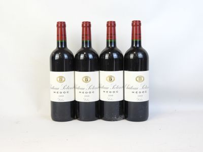 trois bouteilles de vin rouge posées sur une table blanche