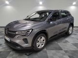 la voiture grise est garée sur le sol en damier d'un garage