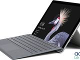 un gros plan d'un ordinateur portable avec un clavier posé dessus