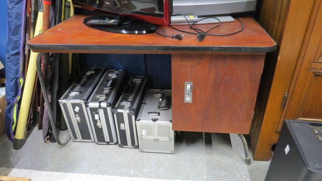 Bureau piètement métallique, ouvrant à une porte