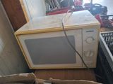un micro-ondes posé sur une boîte