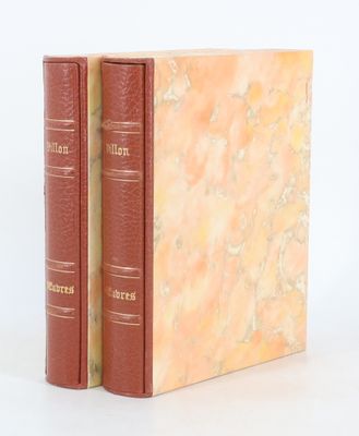 deux livres rouges posés l'un sur l'autre sur une surface blanche