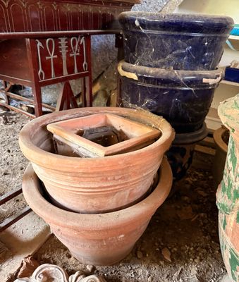 de nombreux pots posés à même le sol