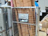 un chariot rempli de cartons, garé dans un entrepôt