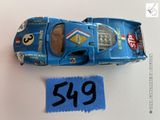une petite voiture bleue avec des chiffres sur le côté