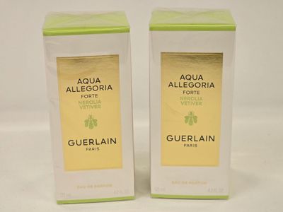 deux flacons de parfum « Aqua Allegoria » de Guerlain posés l'un à côté de l'autre