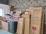 une pièce avec beaucoup de cartons et des cartons sur le sol