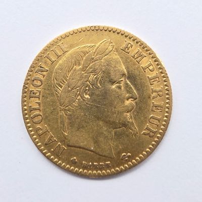 l'image d'une pièce d'or sur laquelle figure le visage d'un homme