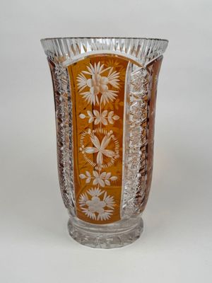 un vase en verre avec un motif floral