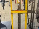une machine jaune qui se trouve dans un garage