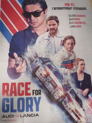 L'affiche du film « Race for Glory » est posée sur une table