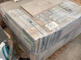 de nombreux cartons et colis posés sur une palette dans un entrepôt