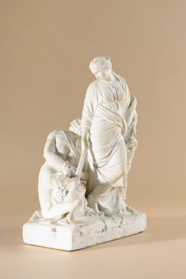 statue représentant une femme à genoux, un enfant sur les genoux